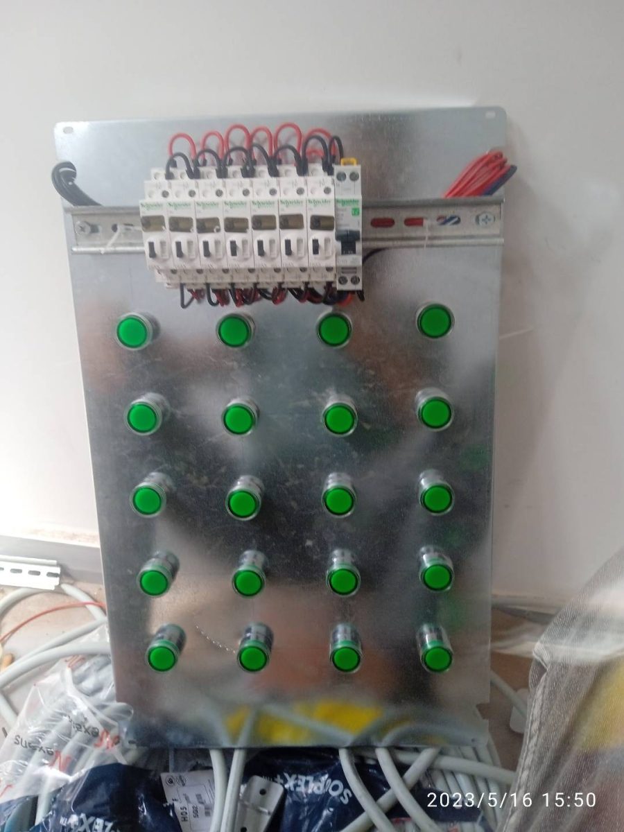Platine de commande à boutons verts et disjoncteurs