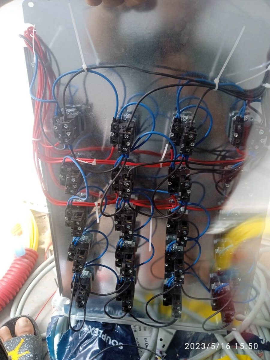 Arrière d'une platine de commande câblée