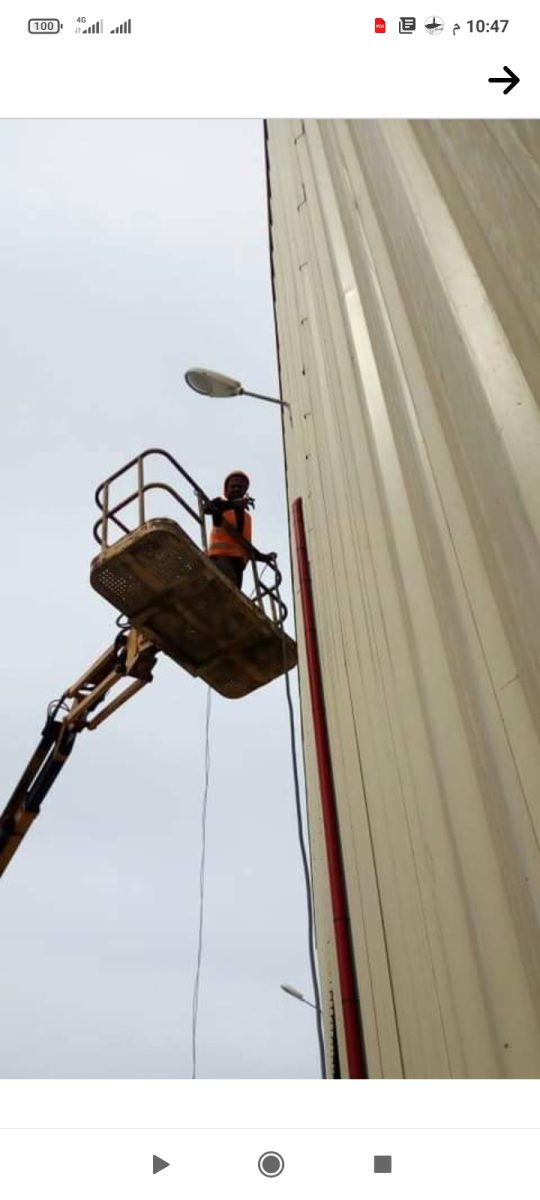 Intervention en nacelle le long d'une façade