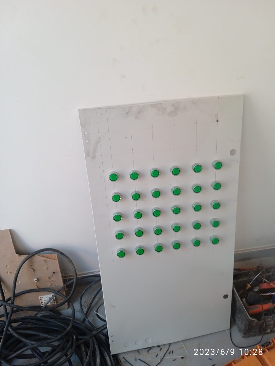Platine de signalisation à voyants verts en atelier