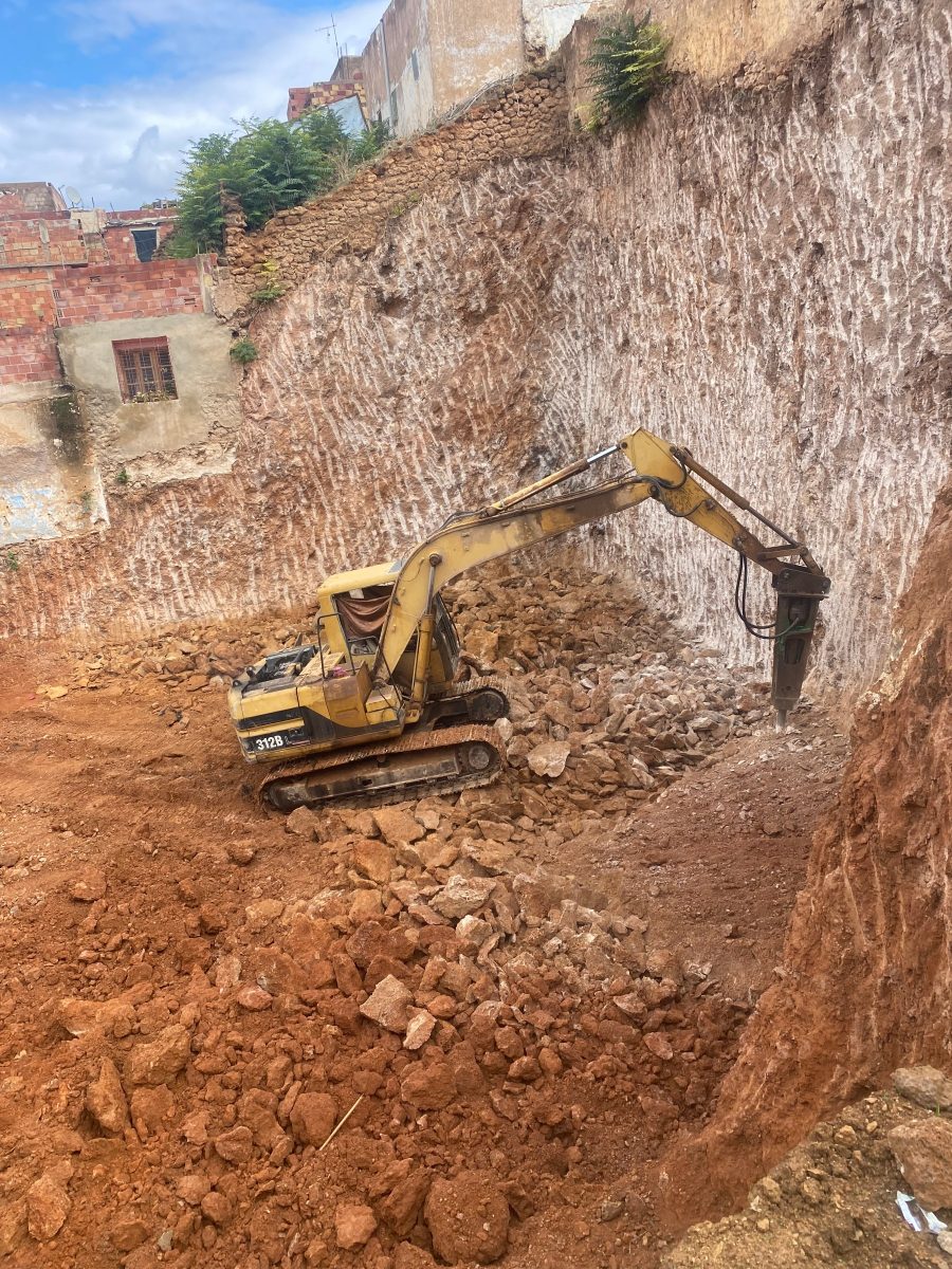 Pelle à brise-roche hydraulique dans une excavation
