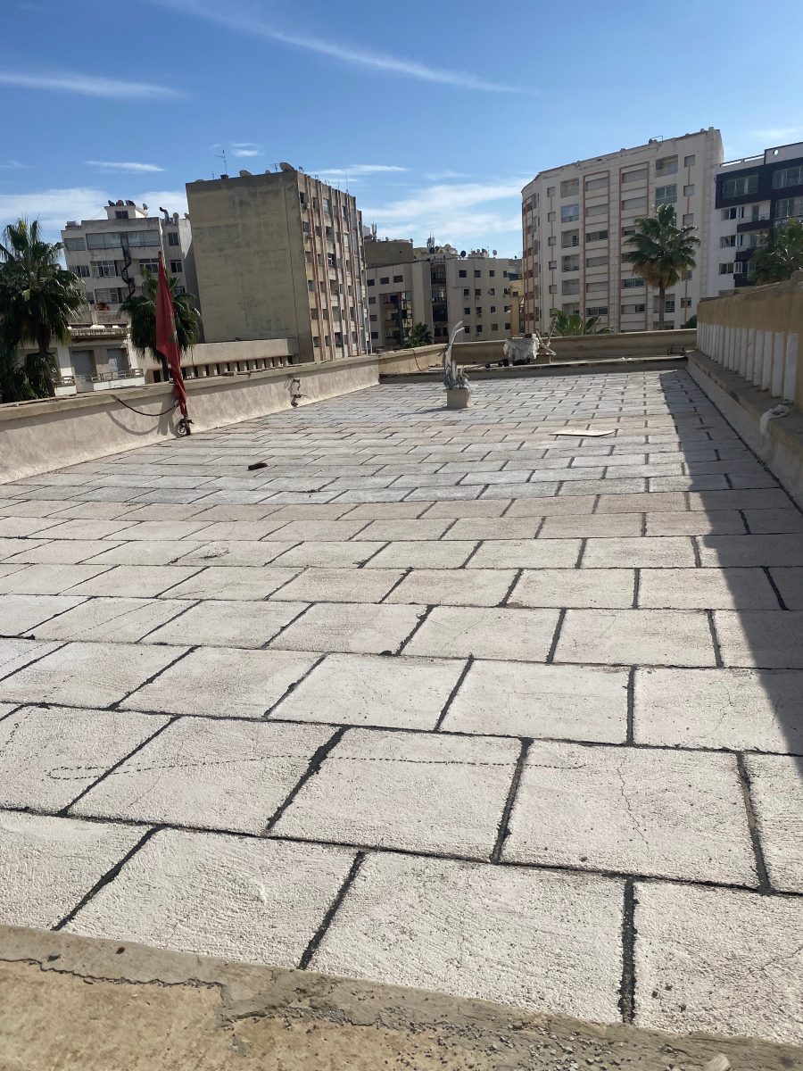 Toiture-terrasse en carreaux de ciment avant rénovation