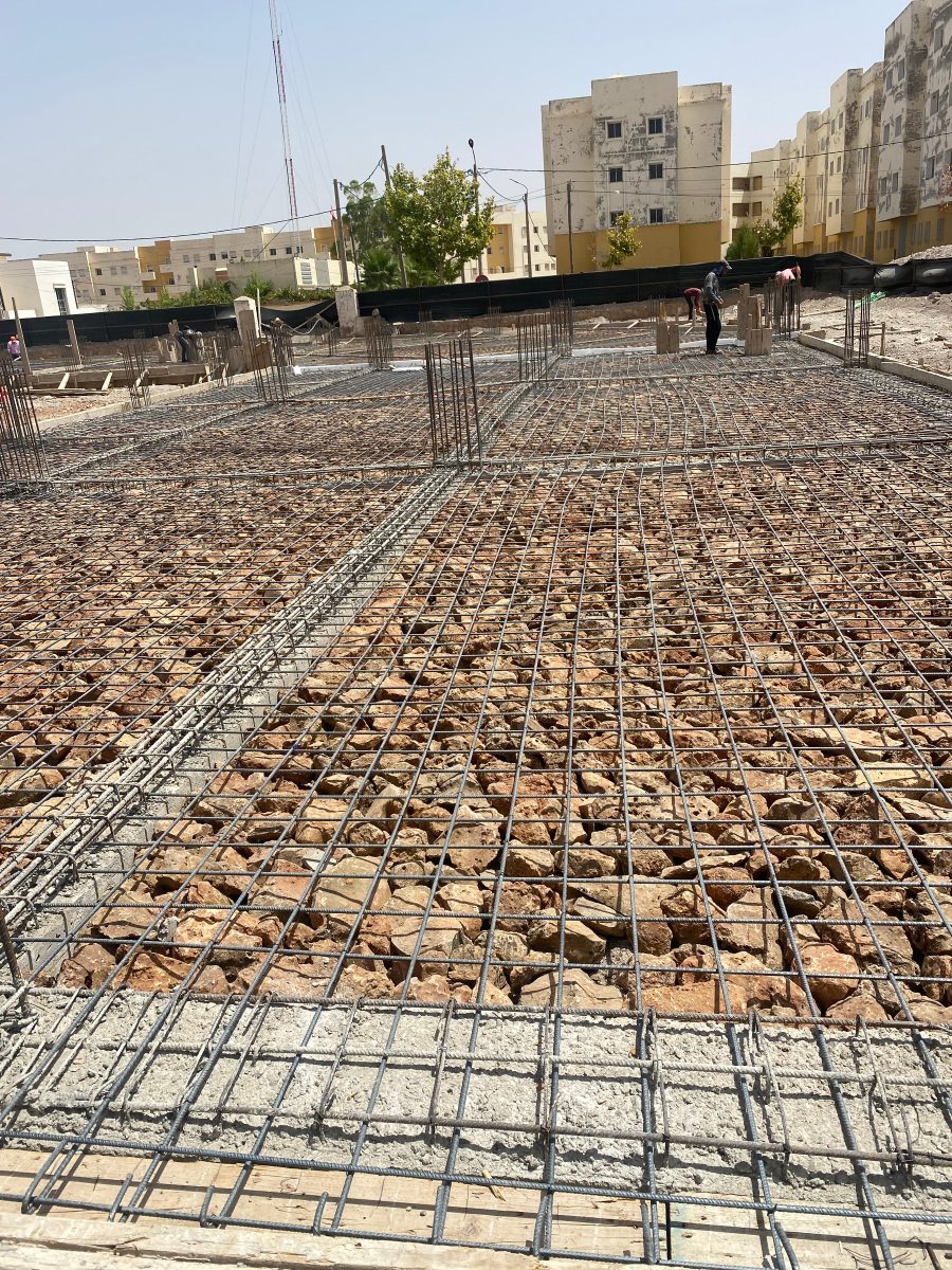 Dallage ferraillé sur hérisson de pierres avant coulage