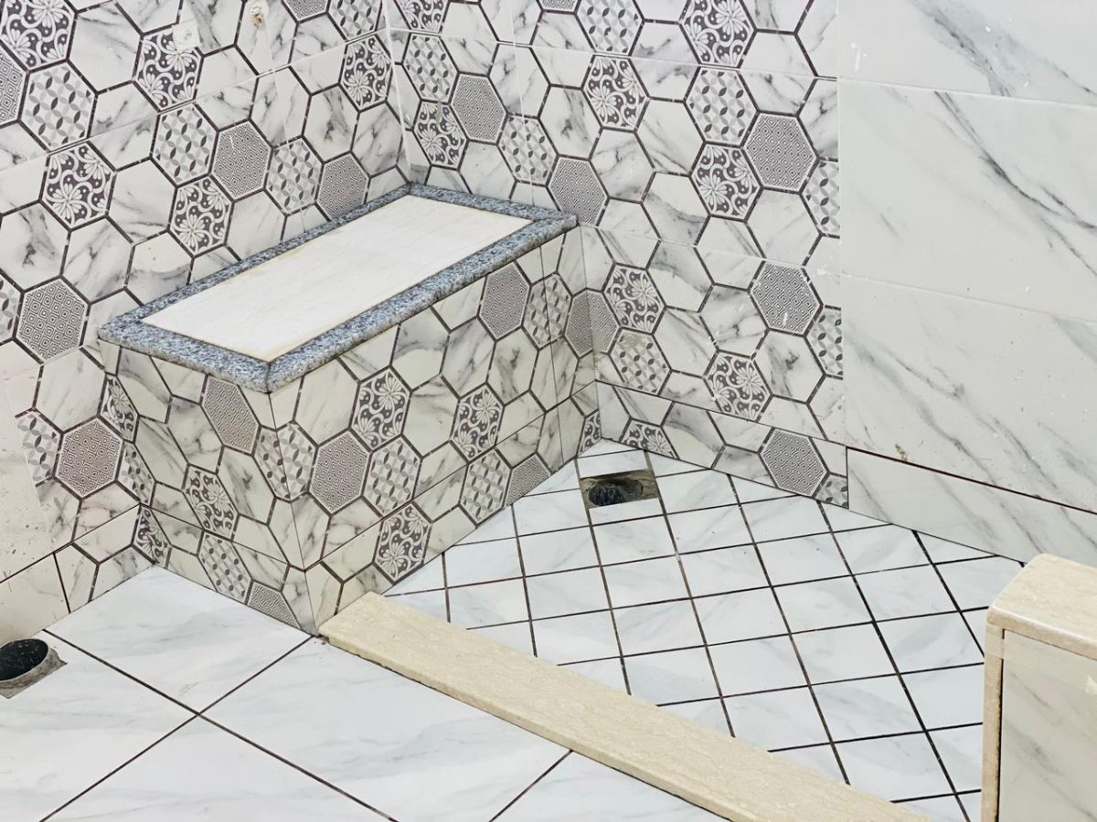Espace bain à carreaux hexagonaux effet marbre et motifs