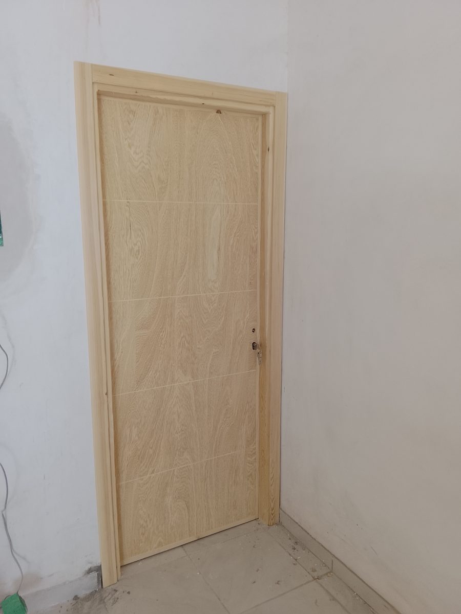 Porte intérieure en bois clair à lignes horizontales