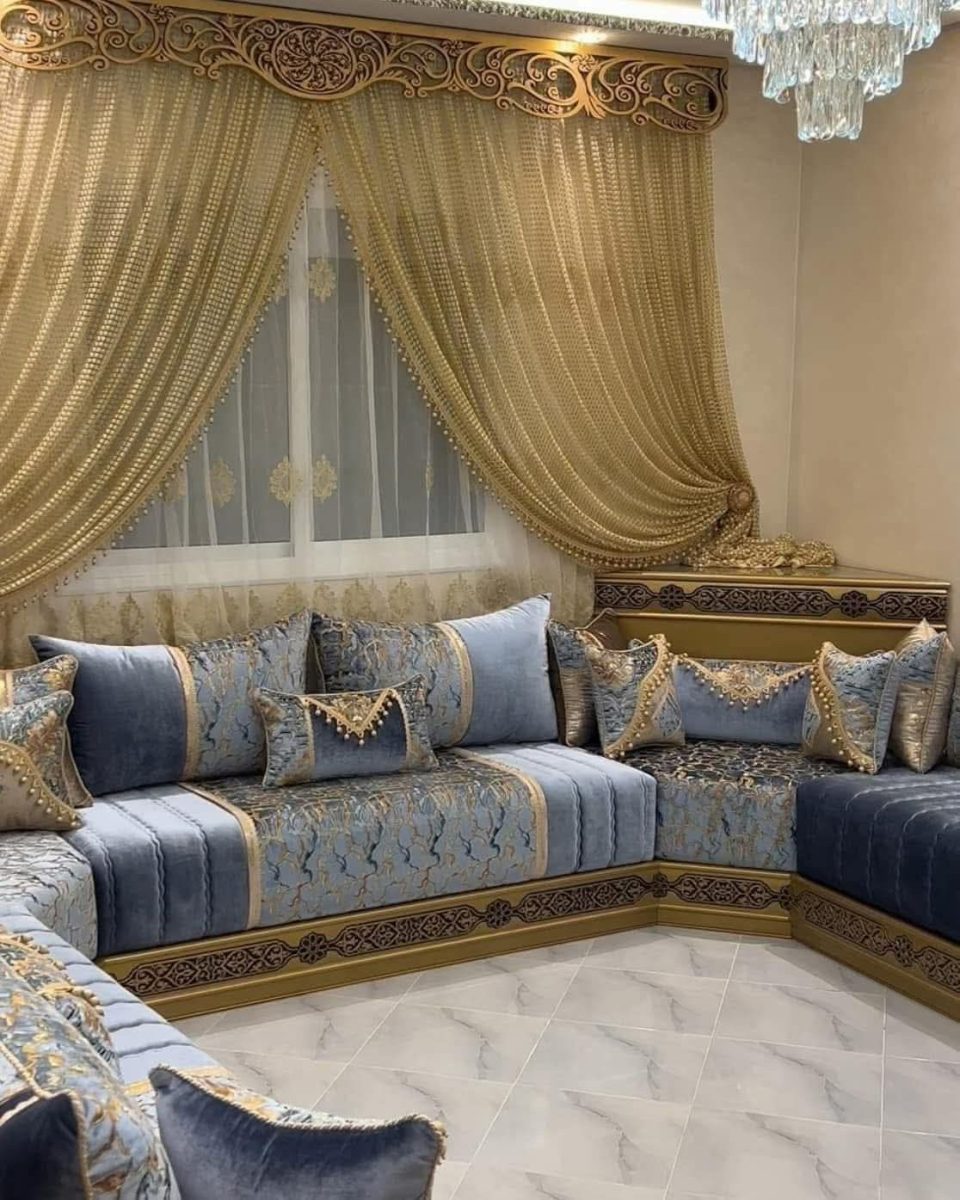 Salon marocain bleu et or à lambrequin doré et rideaux perlés