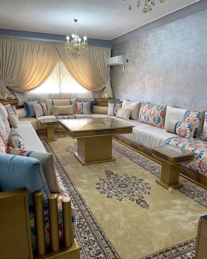 Salon marocain crème et bleu à motifs floraux