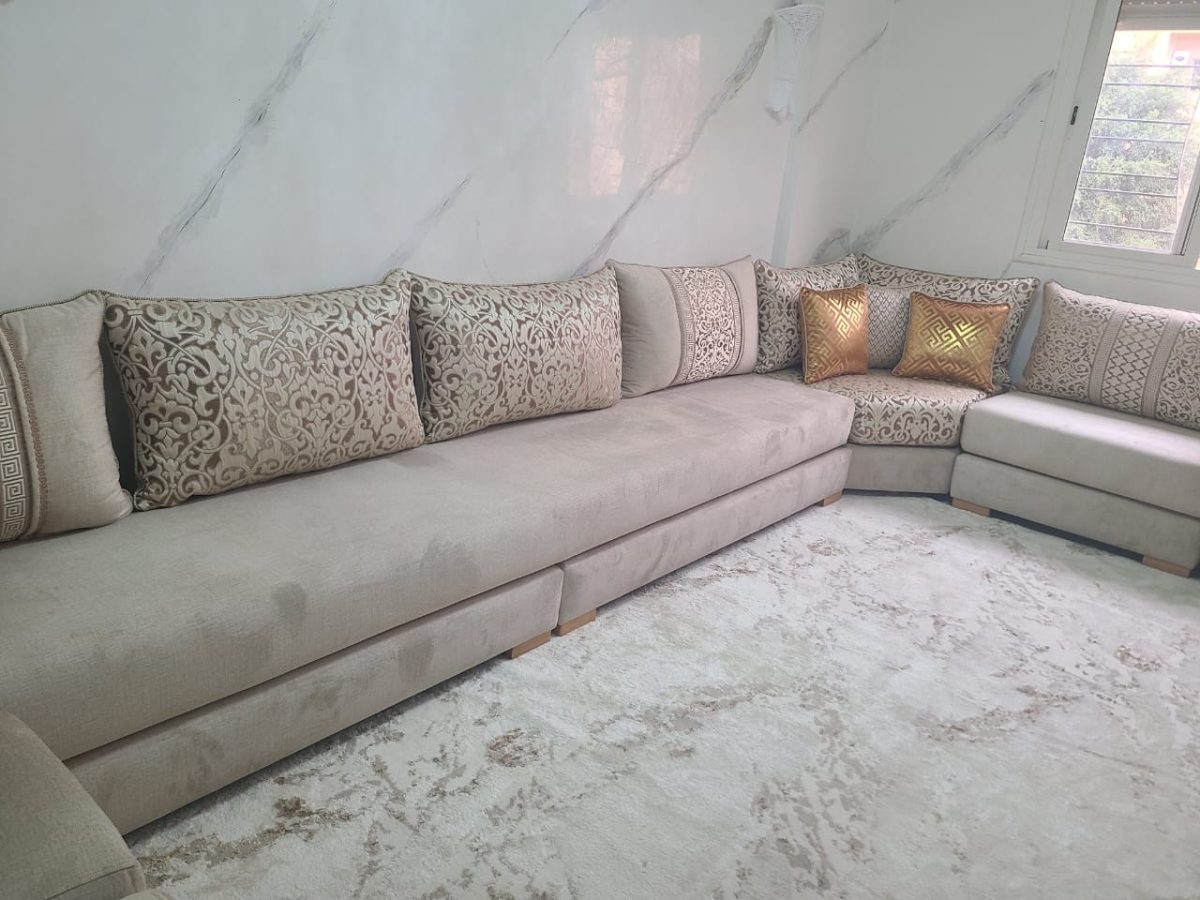 Salon marocain beige à coussins brochés et dorés