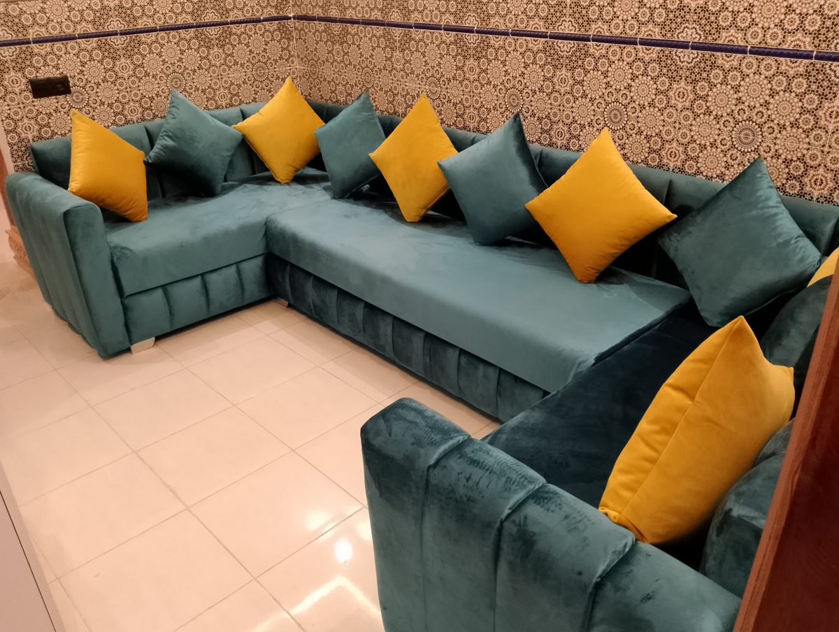 Salon marocain en U en velours bleu canard à coussins jaunes