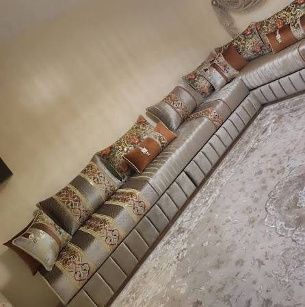 Salon marocain en L en velours argenté à coussins brochés