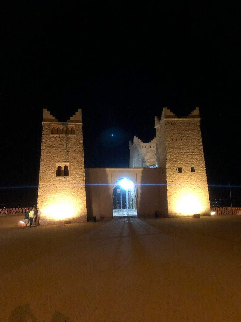 Portail monumental de style kasbah illuminé