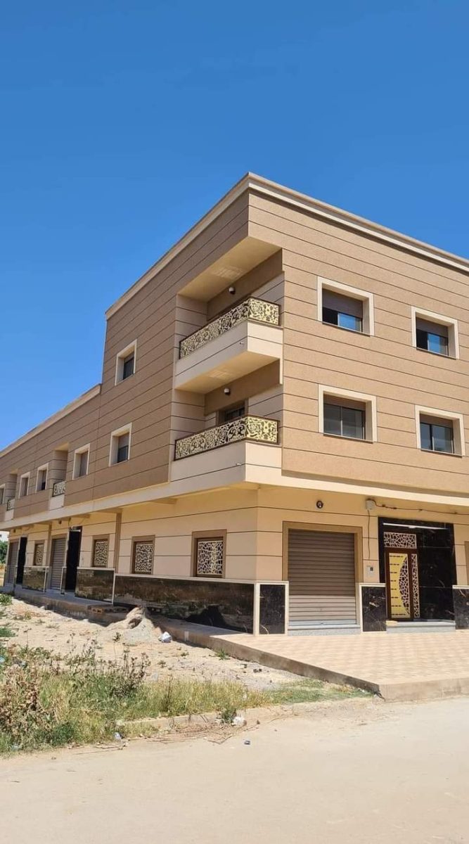 Façade d'immeuble beige à garde-corps découpés