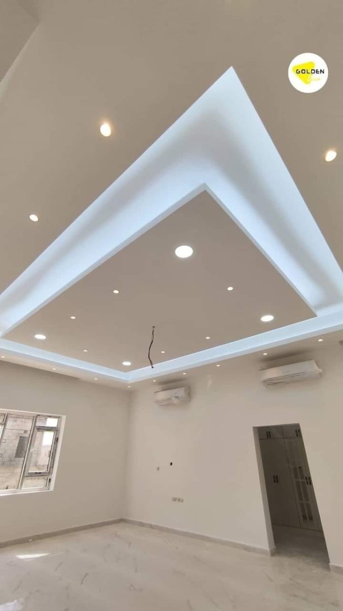 Faux plafond à retombée triangulaire et éclairage indirect