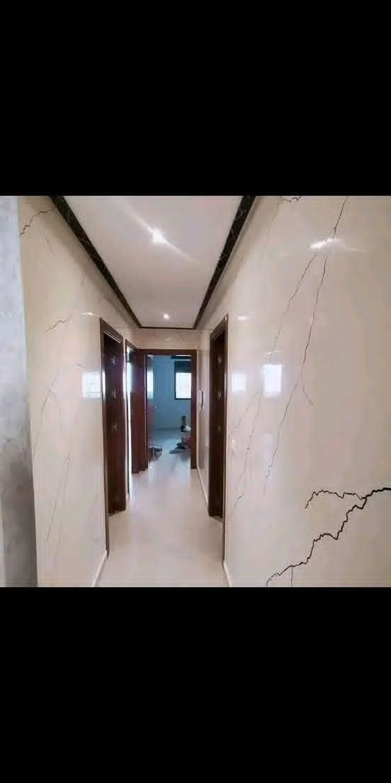 Couloir à panneaux effet marbre beige poli