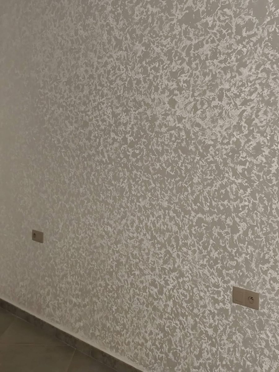 Mur en enduit décoratif métallisé gris et blanc
