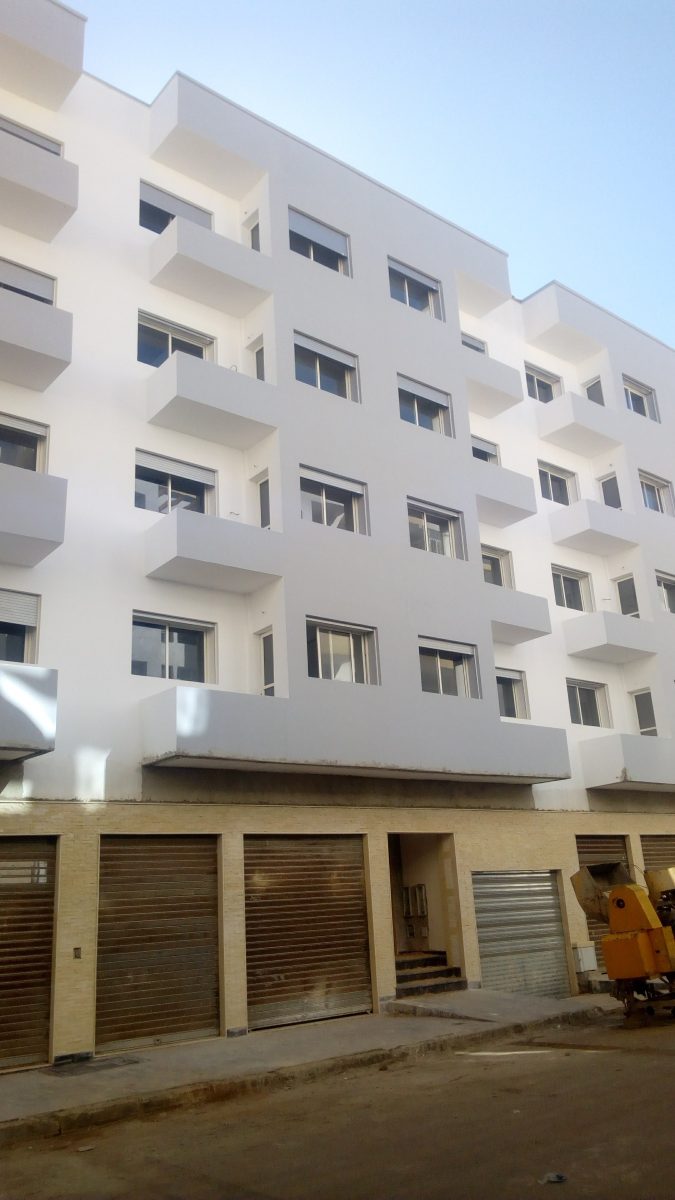 Façade d'immeuble fraîchement peinte en blanc