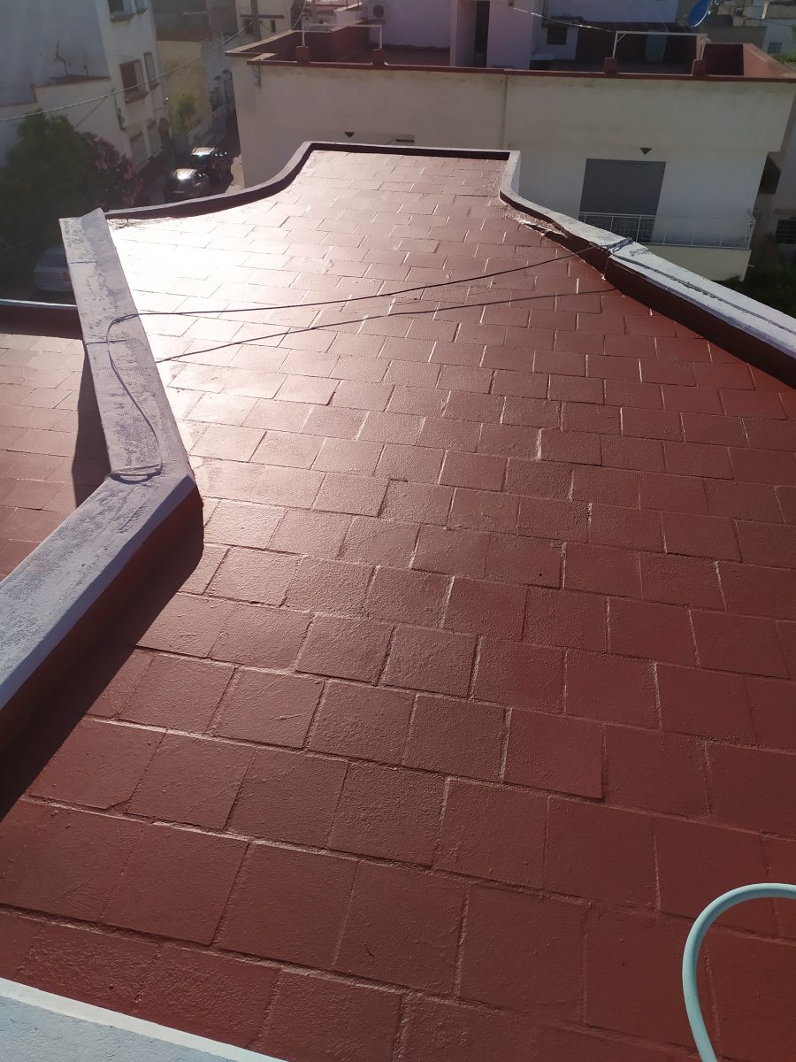 Toiture-terrasse à revêtement d'étanchéité rouge