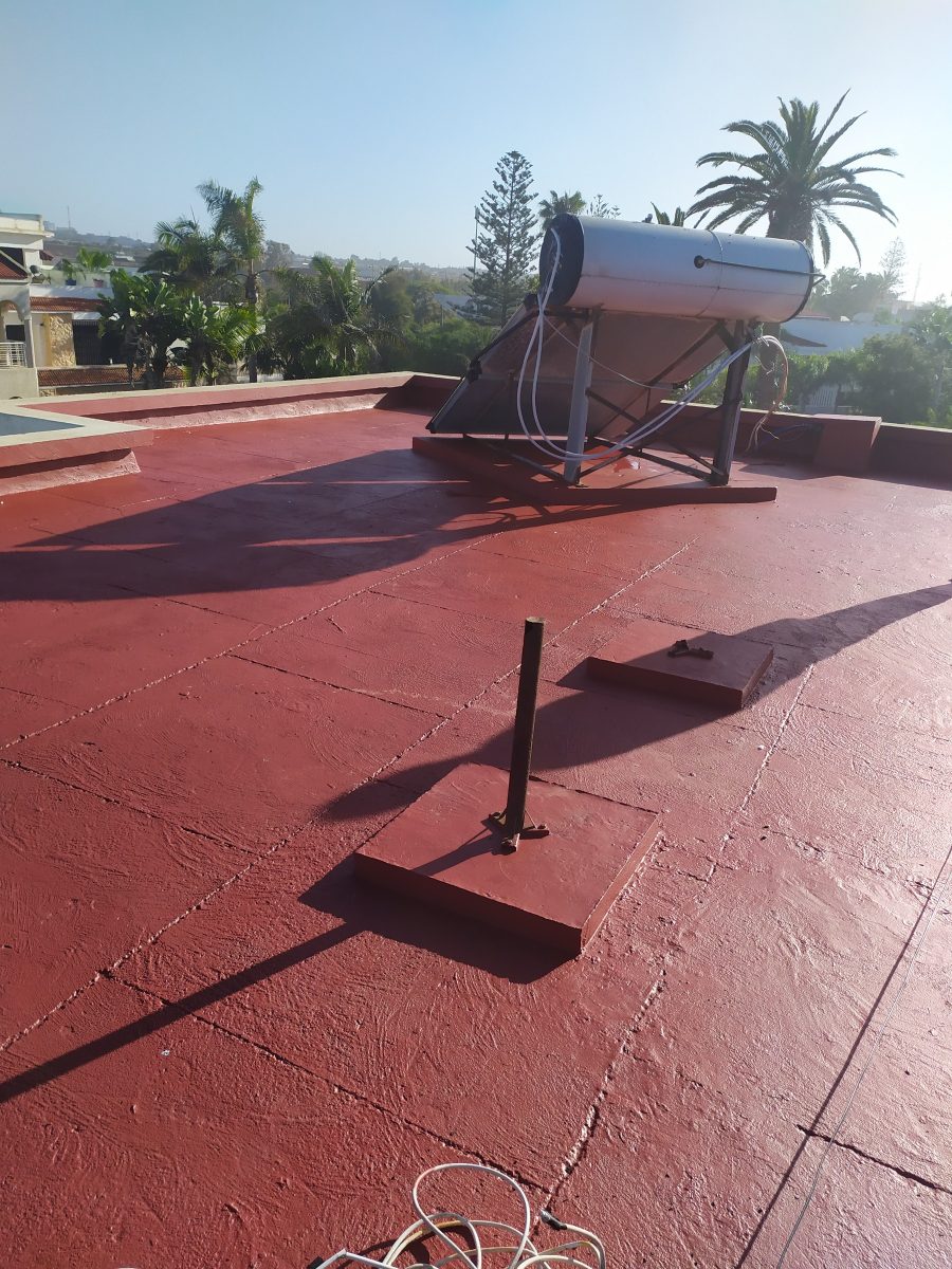 Terrasse à revêtement d'étanchéité rouge et chauffe-eau