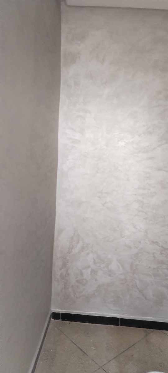 Mur d'angle en enduit décoratif gris nacré