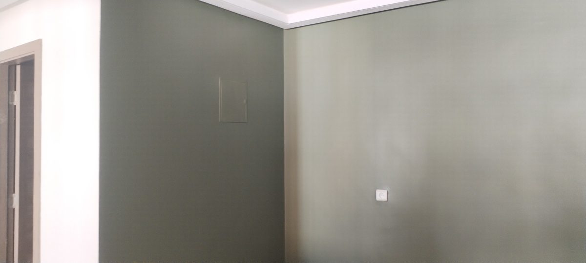 Pièce peinte en gris clair et kaki
