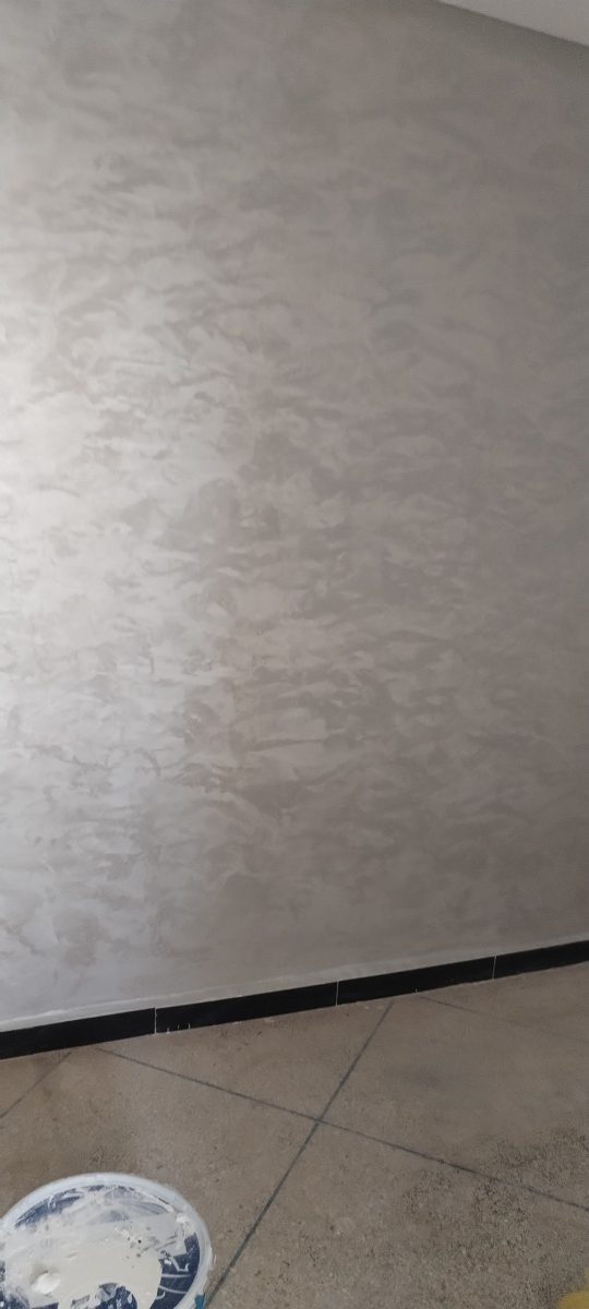 Mur en enduit décoratif gris nacré