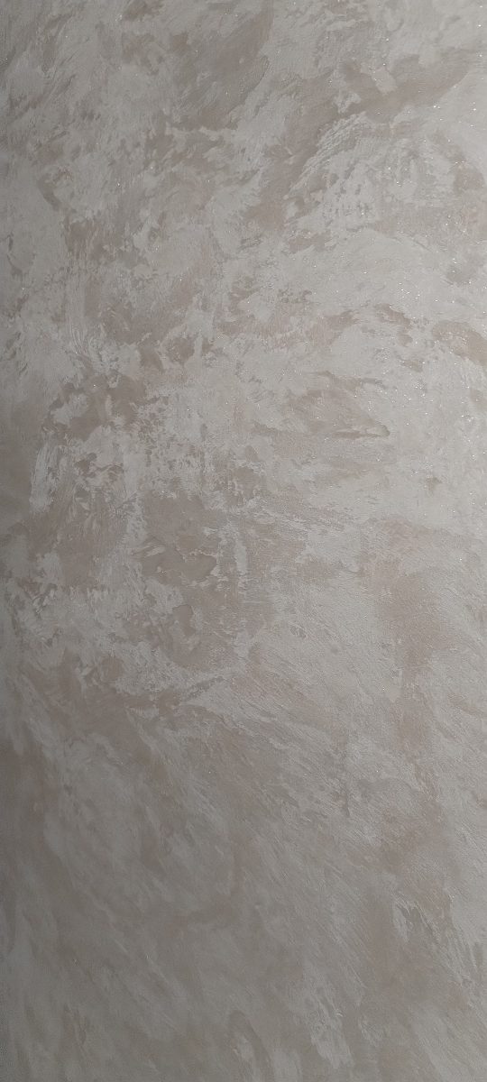 Mur en enduit décoratif beige nacré pailleté