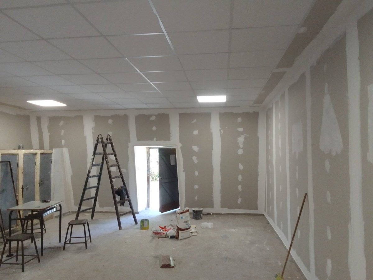 Salle en rénovation à faux plafond et cloisons en plâtre