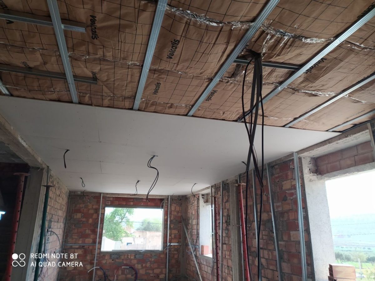 Plafond en cours d'isolation à ossature et plaque de plâtre