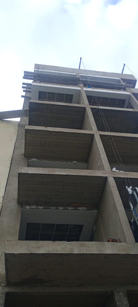 Immeuble en construction vu en contre-plongée