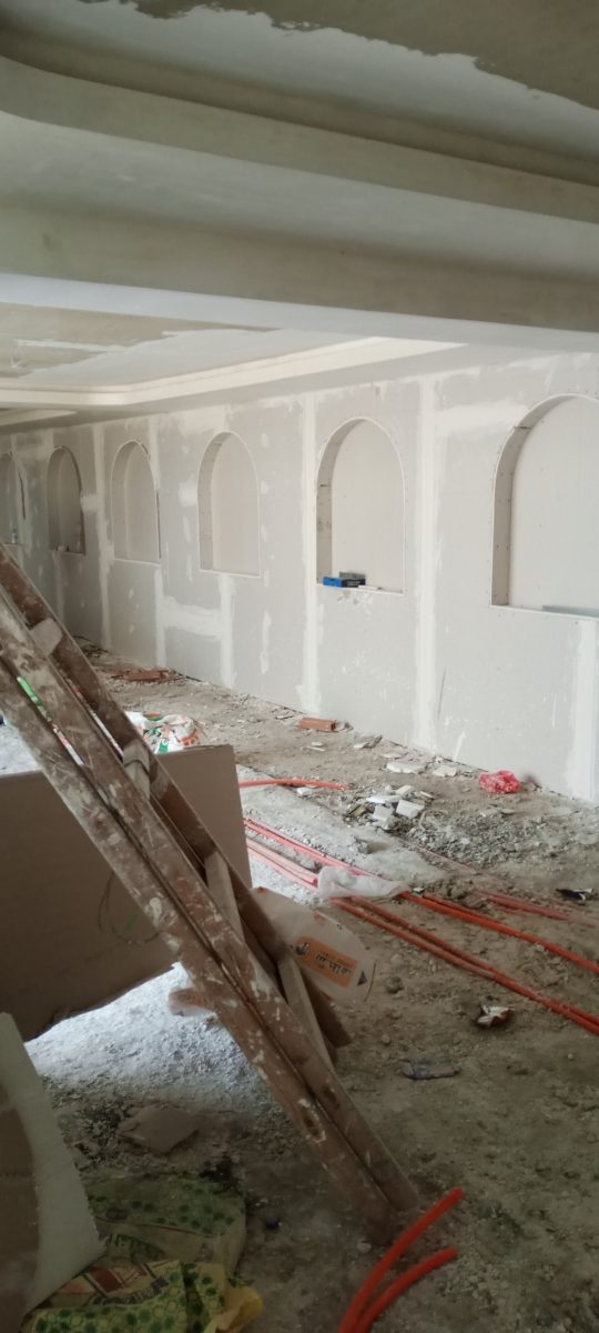 Rangée de niches en arche en plaques de plâtre
