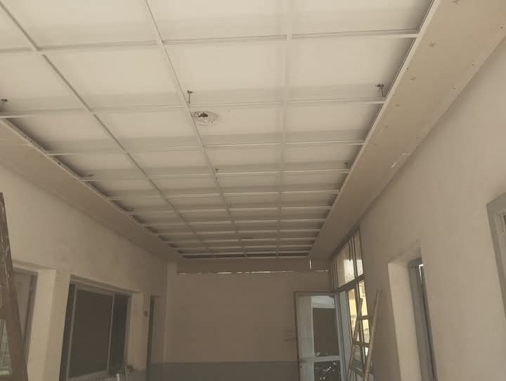 Ossature métallique de faux plafond en cours de pose