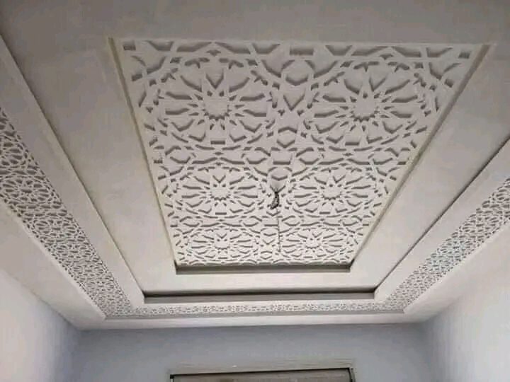 Faux plafond à panneau ajouré et frise géométrique