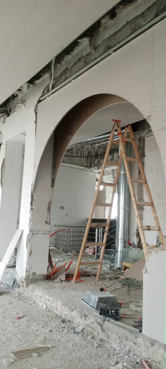 Arche décorative en plaques de plâtre en travaux