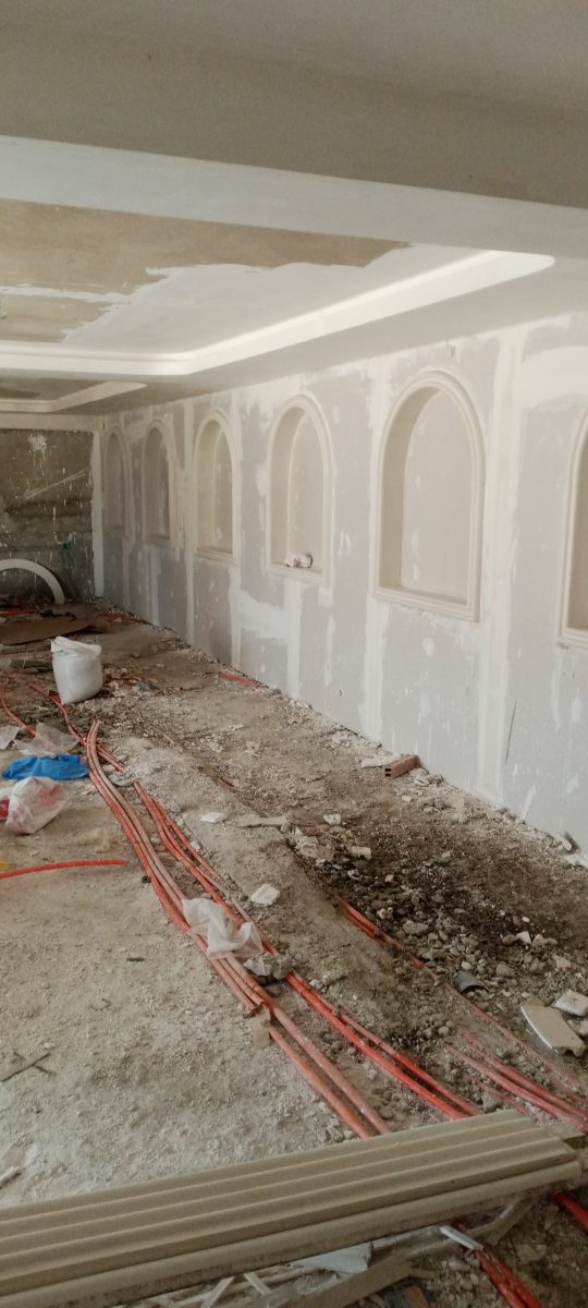 Grande salle à niches cintrées moulurées en plâtre