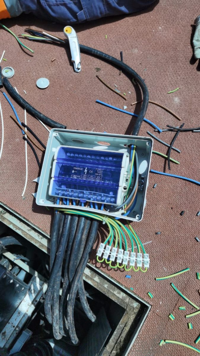 Boîtier de raccordement électrique sur toiture