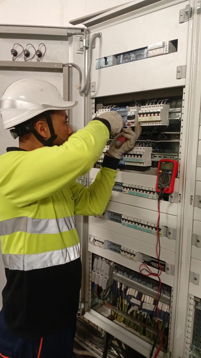 Contrôle d'une armoire électrique au multimètre