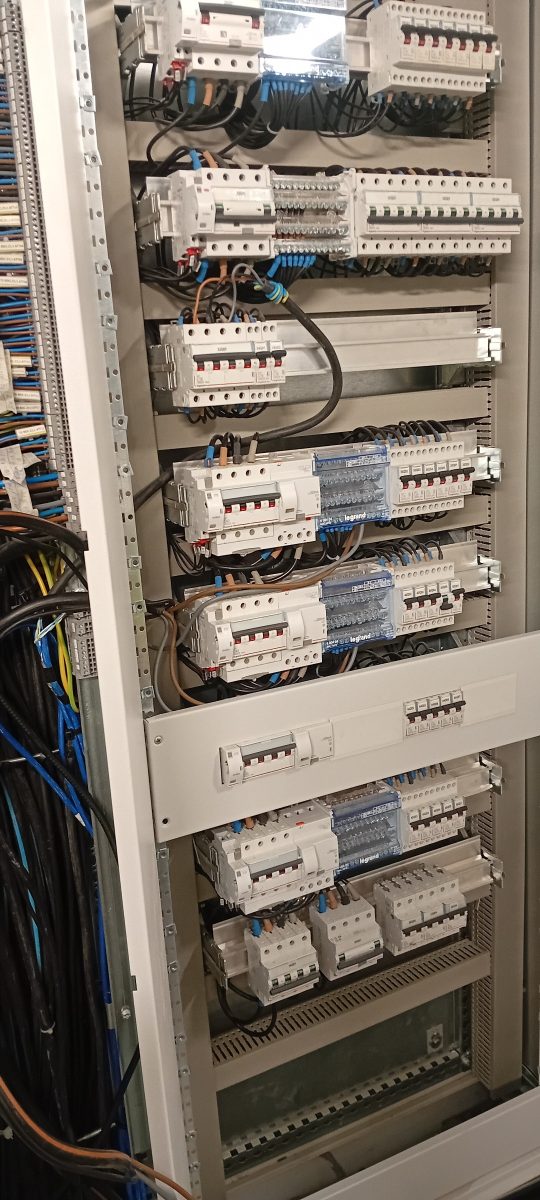 Armoire électrique câblée à disjoncteurs