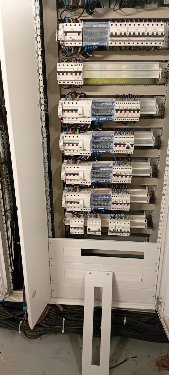 Armoire électrique à rangées de disjoncteurs