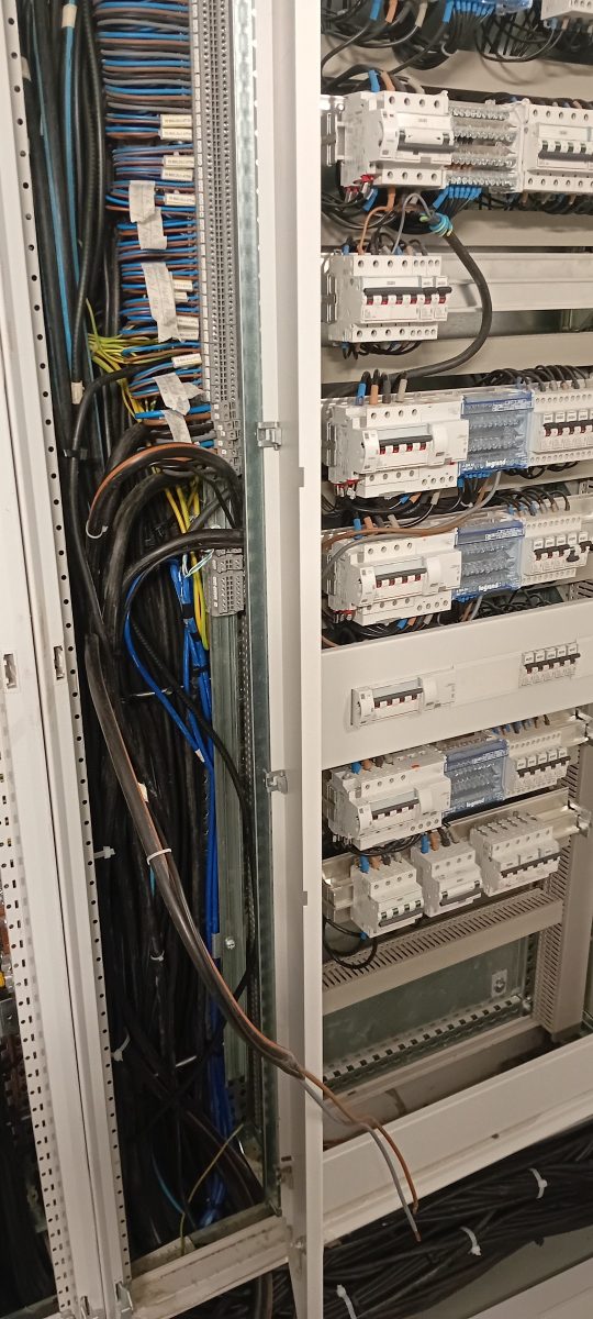 Armoire électrique à cheminement de câbles