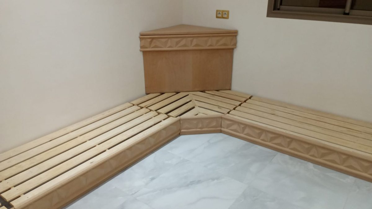 Banquette d'angle de salon marocain en bois clair