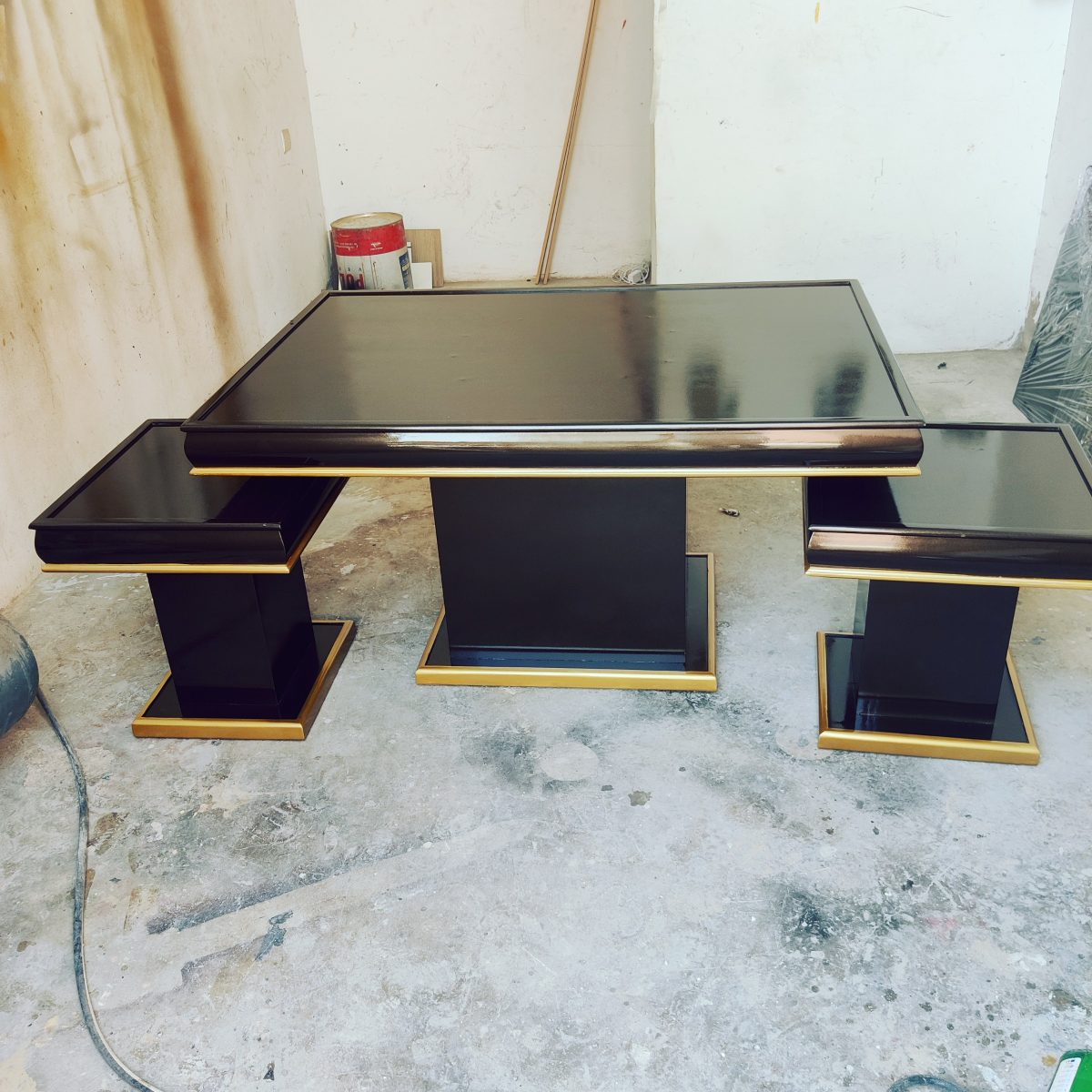 Table laquée noir à liseré doré en atelier