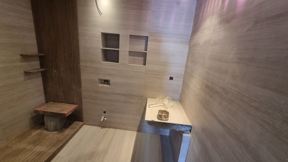 Salle de bain effet travertin en finition