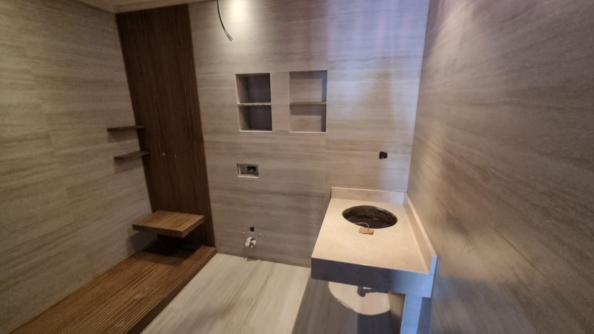 Salle de bain effet travertin à vasque et banc
