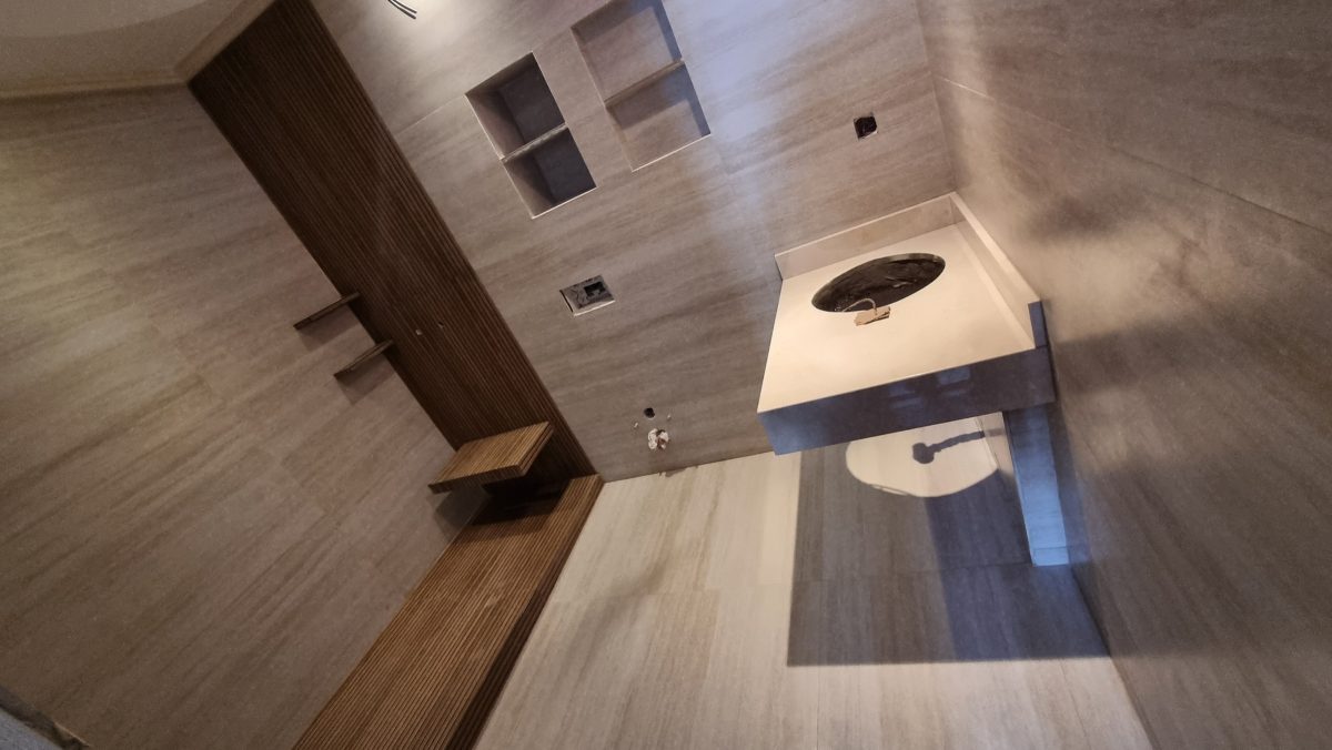 Salle de bain effet travertin à plan-vasque ovale