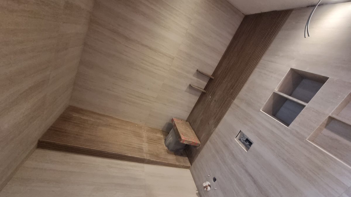 Salle de bain effet travertin à panneau de tasseaux