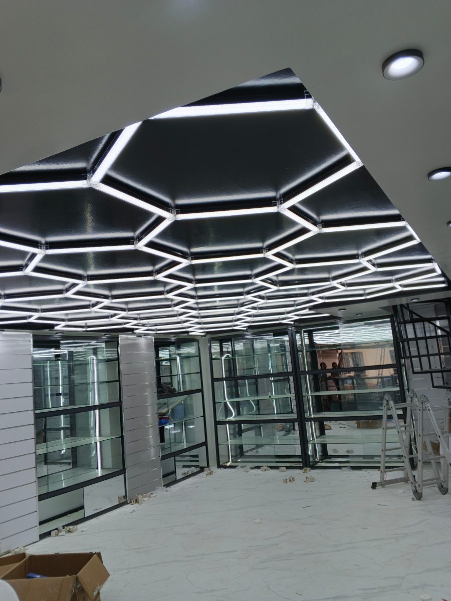 Plafond à éclairage hexagonal LED sur panneaux