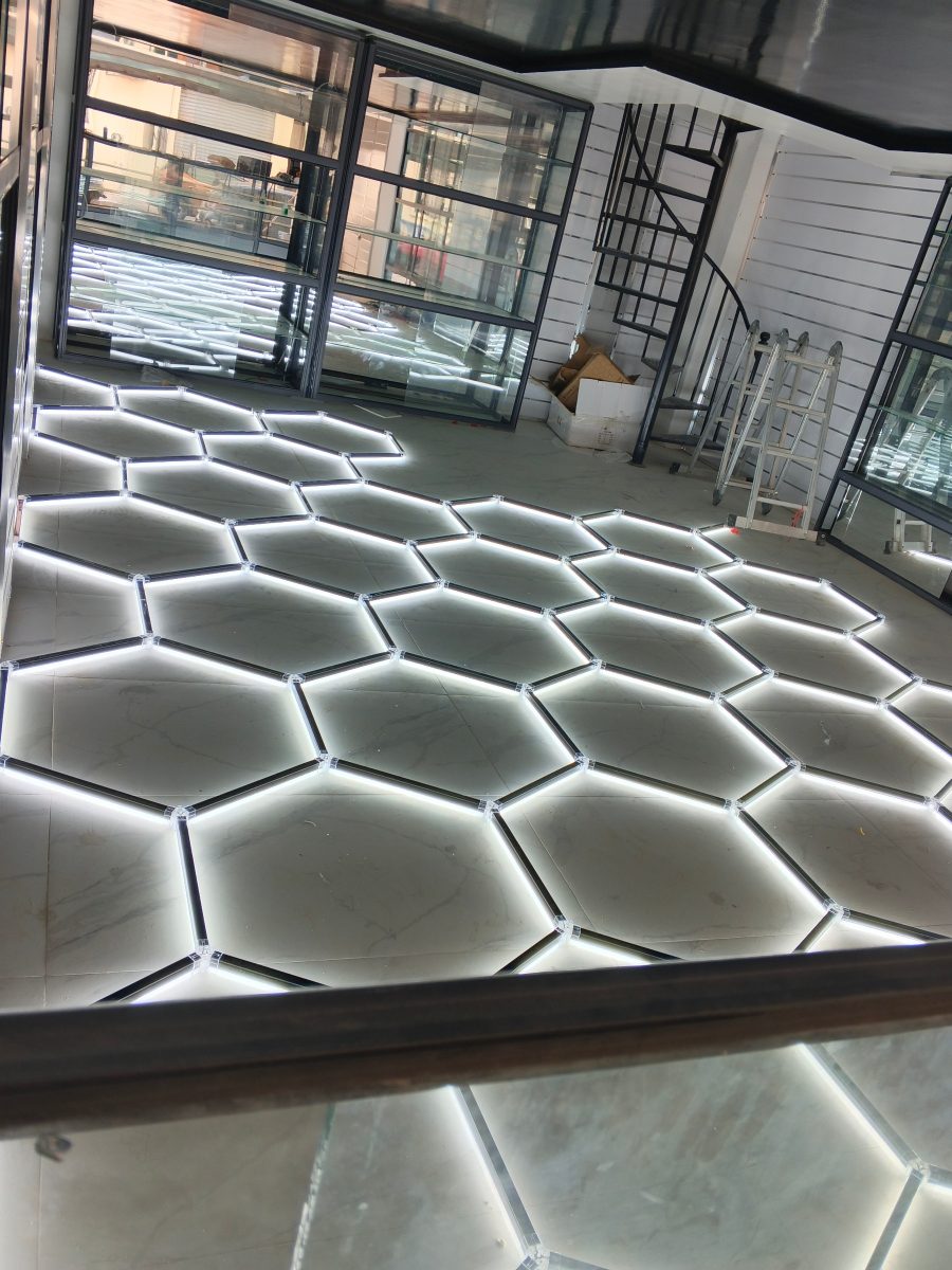 Plafond à éclairage hexagonal LED en local commercial