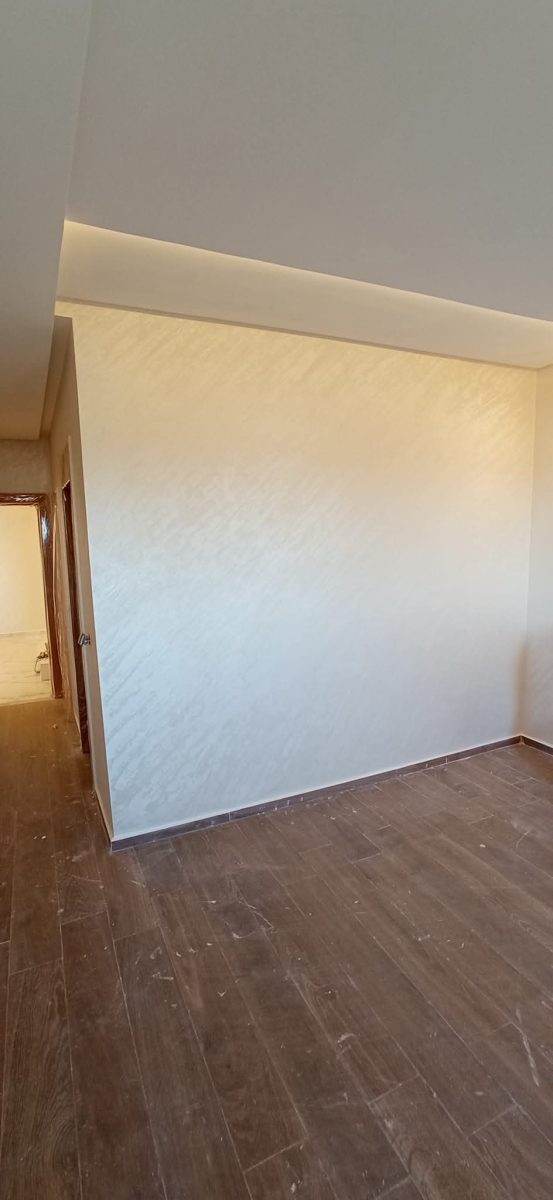 Mur en enduit décoratif beige nacré sur parquet