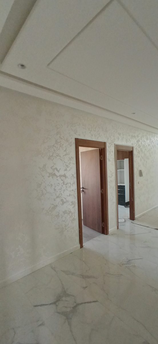 Couloir en enduit décoratif blanc nacré marbré