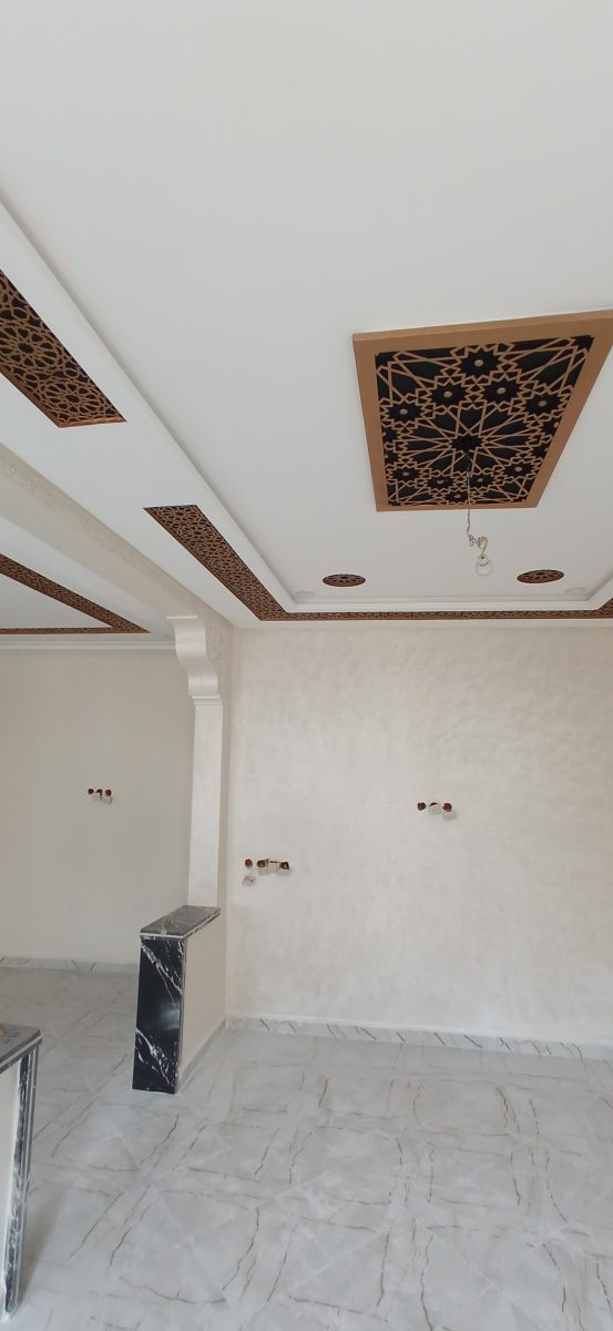 Faux plafond à panneaux d'arabesques ajourés dorés